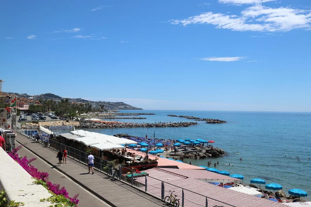 Apartment Ferienwohnung Kadevi Sanremo -Parcheggio Privato Gratuito, Biciclette- Italien